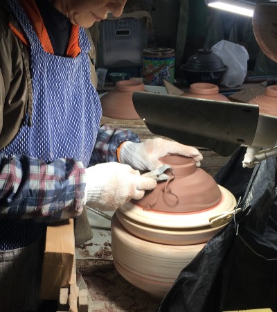 ろくろを挽く様子