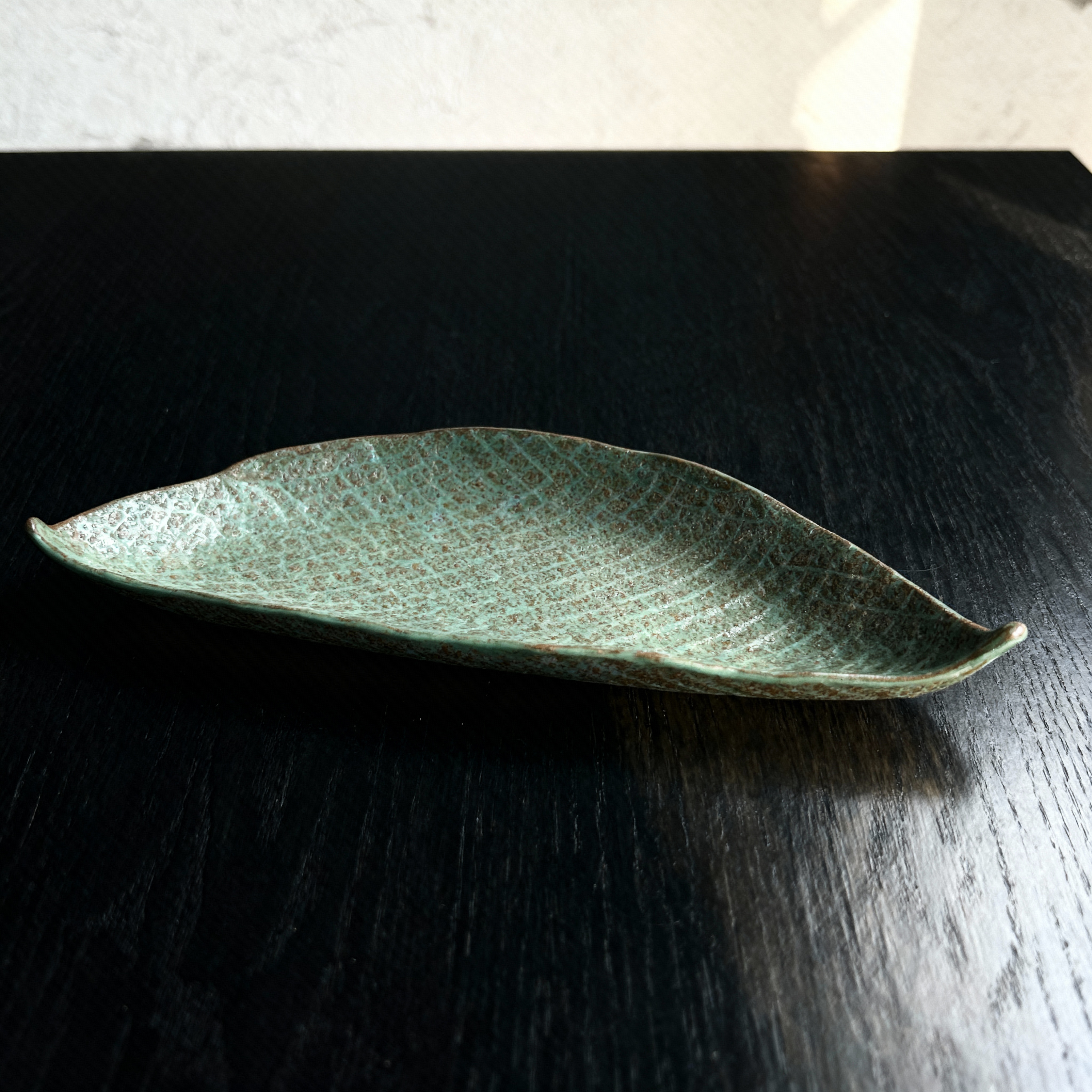 半月皿　布目入コバルト窯変