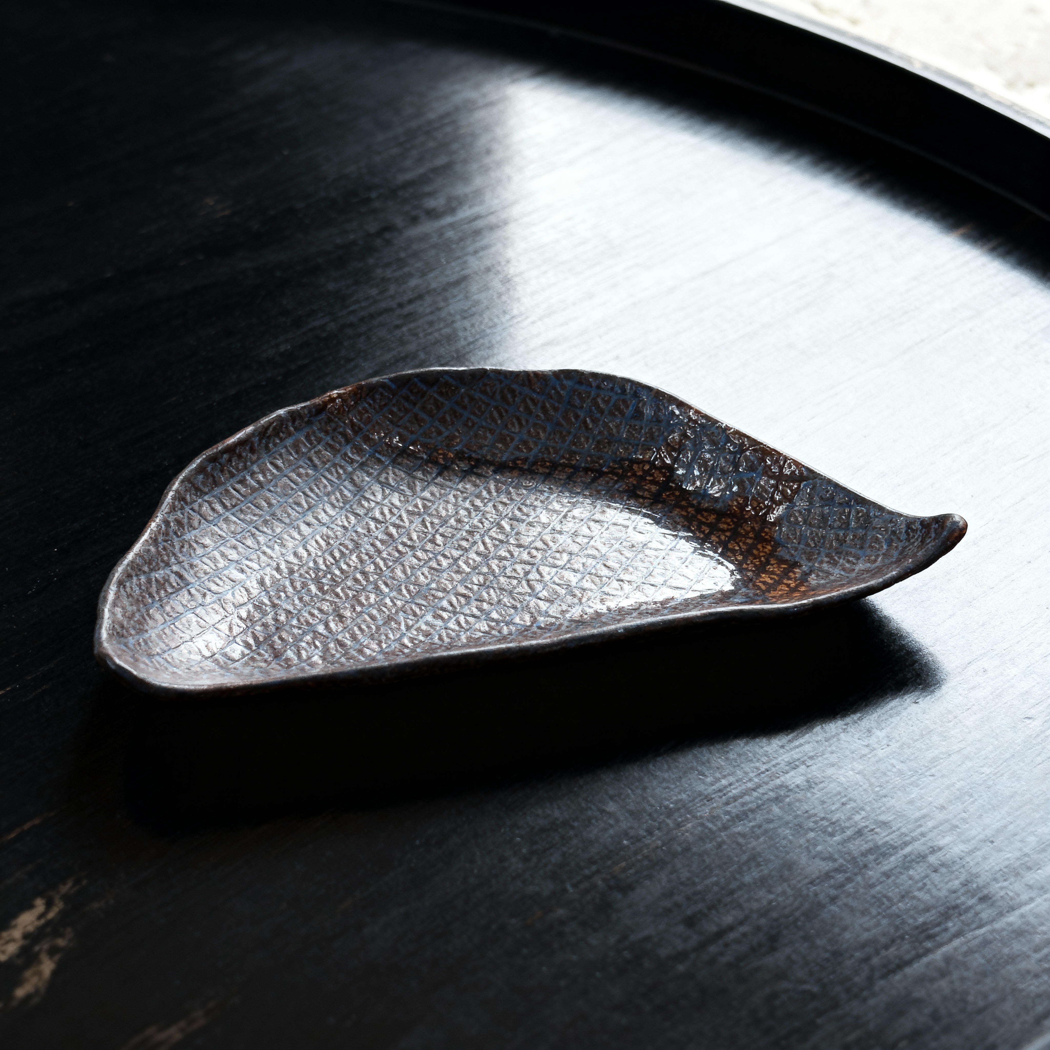 半月皿　布目入灰釉流し