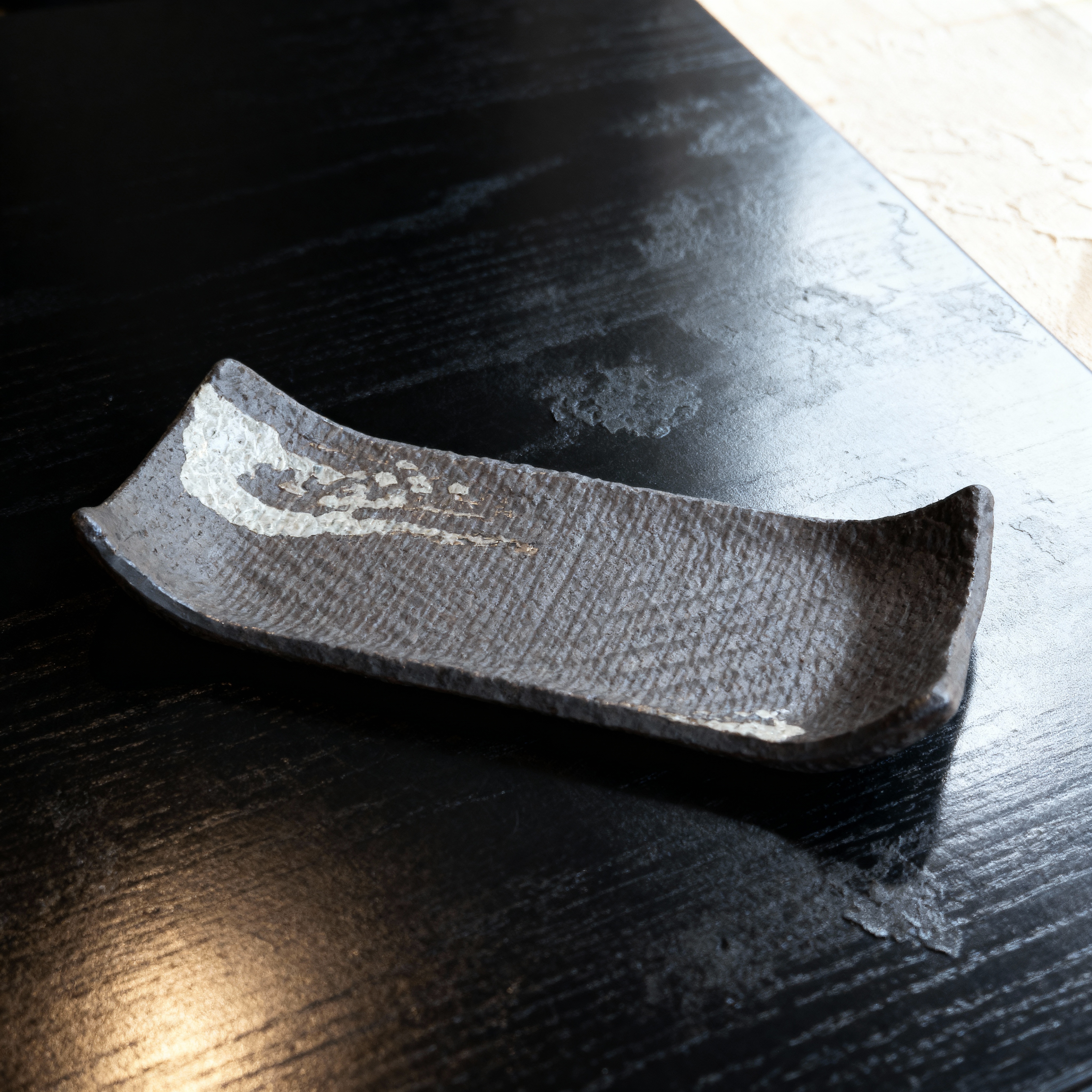 長角布目皿　〆焼き白ハケ目