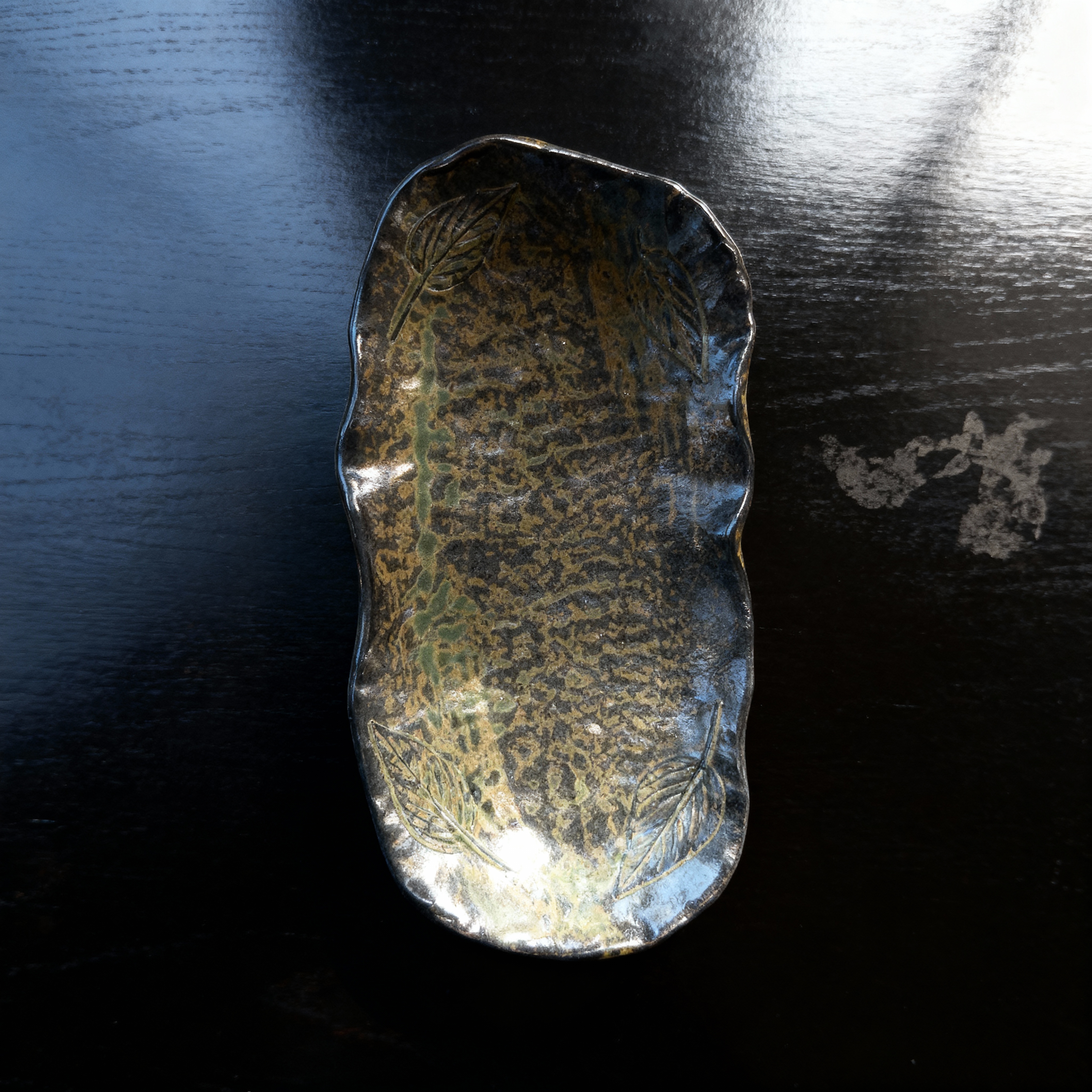 すし皿　黒伊羅保