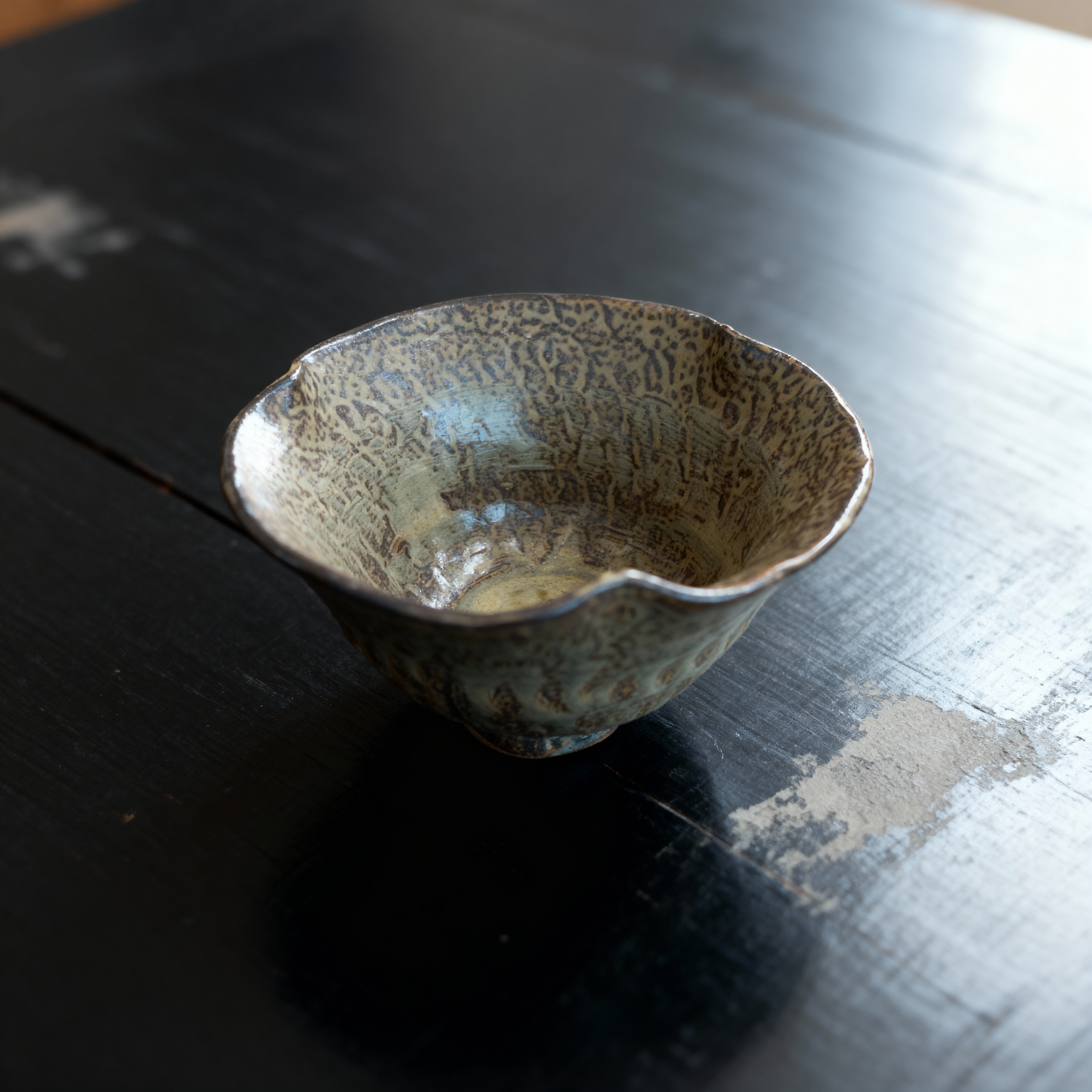 鉢抹茶　三方ひねり伊羅保窯変