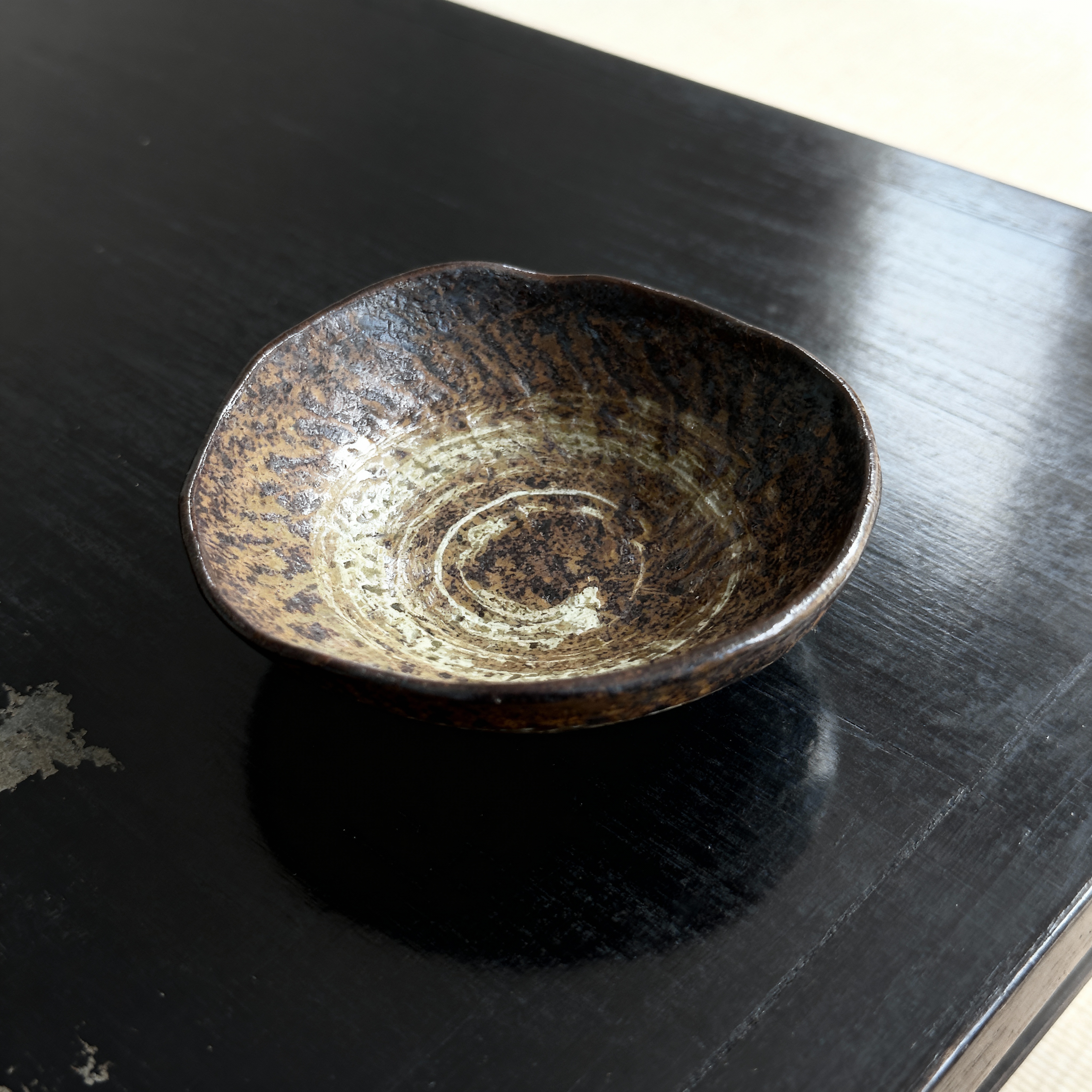 4寸三つ足鉢　伊羅保窯変