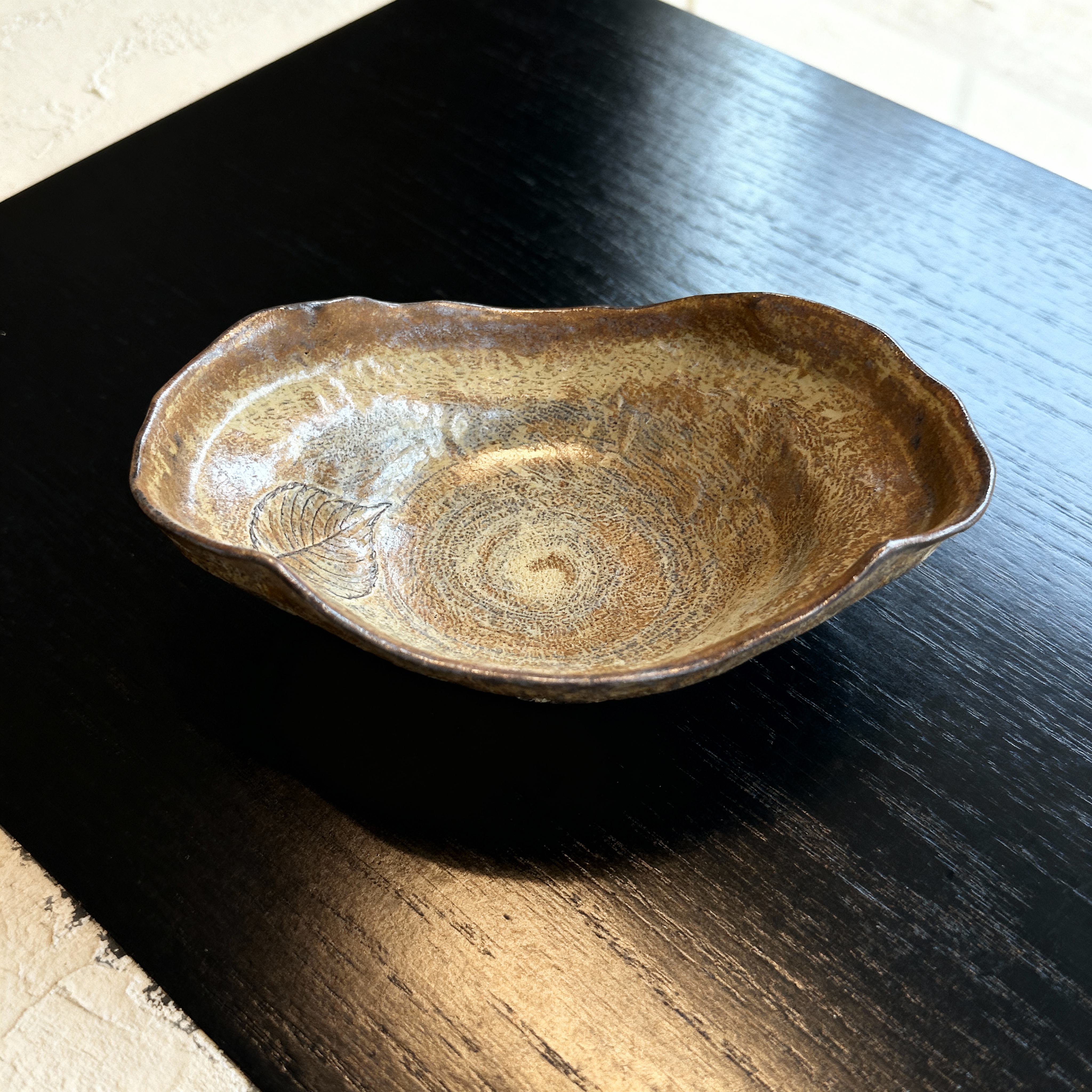 大盛鉢　木の葉付伊羅保窯変